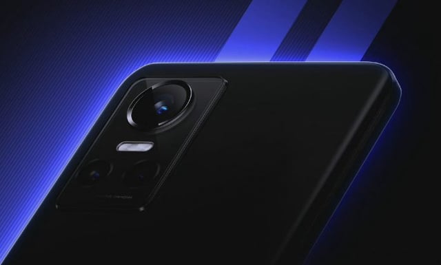 Camera của Realme GT Neo 3 gồm cụm đèn LED, và cảm biến nhỏ.