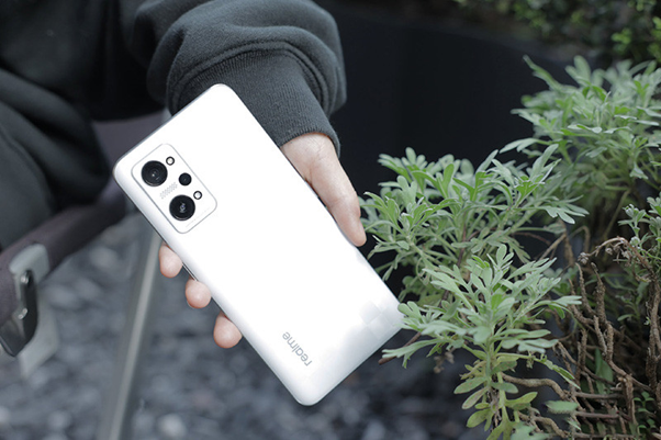 Phiên bản màu trắng của Realme Q5 Pro.