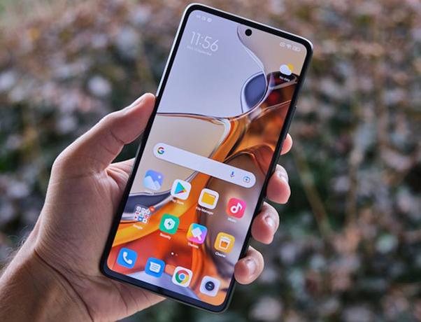 Redmi K40S với màn hình AMOLED, tần số quét 120Hz mượt mà.