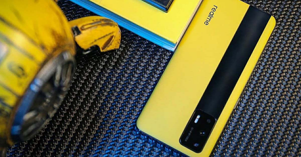 Realme GT 5G màu vàng.