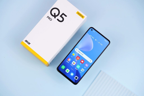 Realme Q5 Pro với hộp đựng kèm theo.