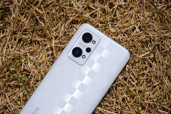 Cụm camera trên Realme Q5 Pro.
