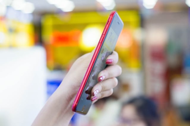 Nên mua Realme 6 Pro hay mua iPhone 8 Plus cũ?