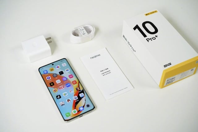 Mở hộp Realme 10 Pro Plus 5G: Siêu phẩm sang chảnh, cuốn hút