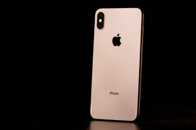 So sánh Redmi Note 11T Pro với iPhone Xs: Mèo nào cắn mỉu nào?