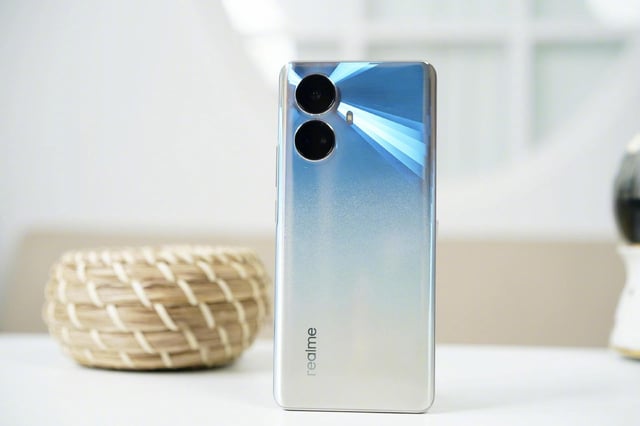 Điện thoại Realme 10 Pro Plus: Sự lựa chọn hoàn hảo cho những người yêu thích chụp ảnh và xem phim