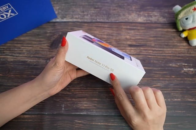 Trên tay Redmi Note 11 Pro 5G chính hãng DGW: Thiết kế bắt nhịp xu hướng