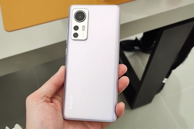 Trên tay Xiaomi 12 5G chính hãng: Đẹp thách thức mọi ánh nhìn
