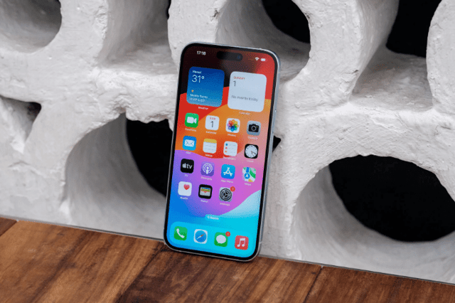 Có nên mua iPhone 15 Plus chính hãng không?