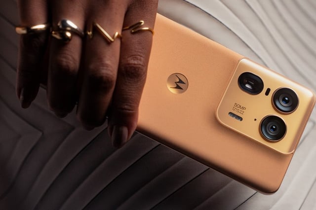 Motorola Edge 50 Ultra mắt: Thiết kế mặt lưng gỗ, chip Snapdragon 8s Gen 3 giống Redmi Turbo 3 nhưng giá gần 30 triệu đồng