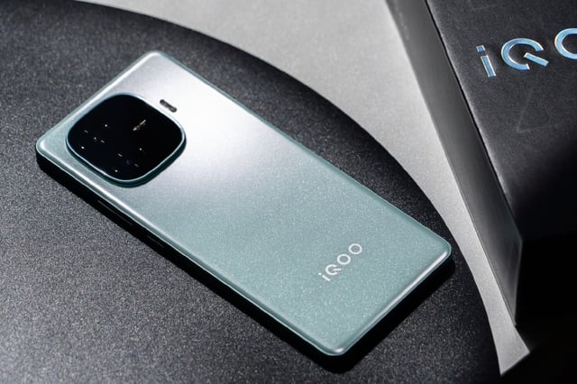 So sánh Vivo iQOO Z9 Turbo với đối thủ