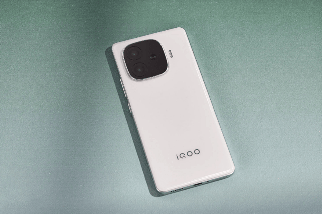 Trên tay iQOO Z9 5G: Thiết kế trang nhã, hiệu năng tốt và pin siêu khủng 6000mAh