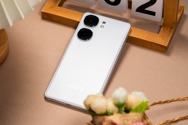 Top điện thoại pin trâu đáng mua nhất tháng 11 năm 2024