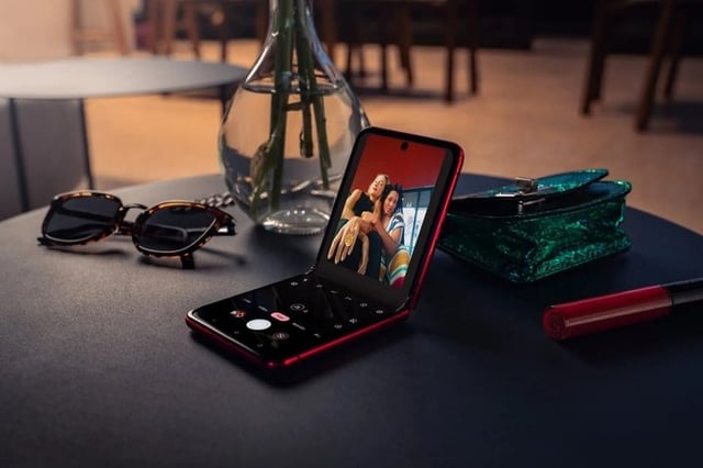 Điện thoại gập Motorola Razr 40: Giá giảm mạnh vẫn ít người mua