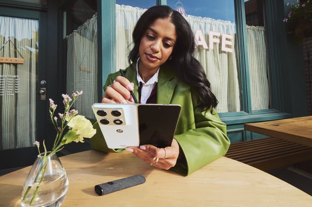 motorola gây chú ý với điện thoại gập kiểu mới tại CES 2026