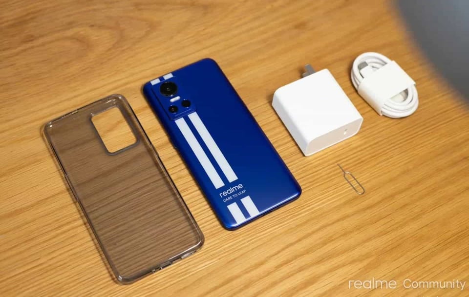 Realme GT Neo cùng phụ kiện đi kèm như sạc nhanh 80W, ốp lưng, que chọc sim.
