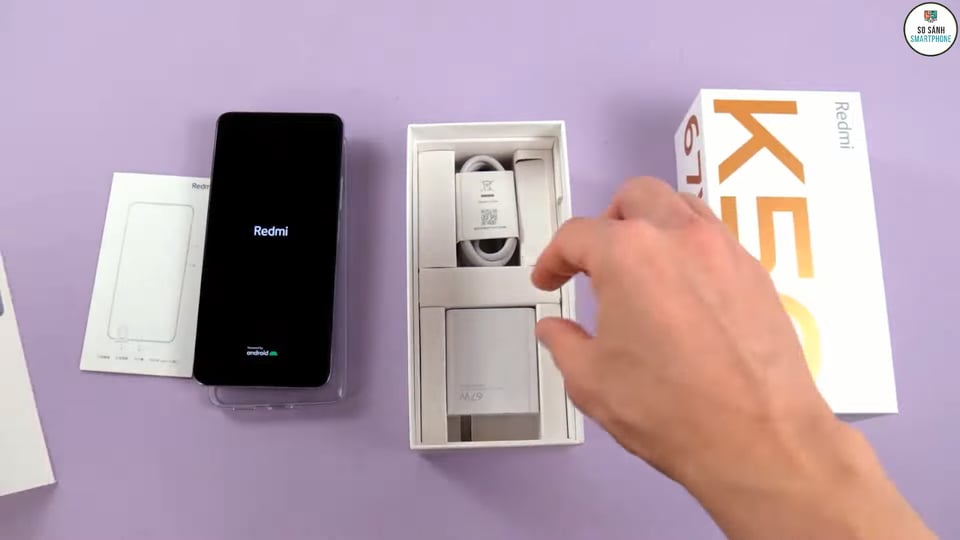 Phần hộp và phụ kiện của Xiaomi Redmi K50 với các thông số nổi bật được in to phía bên cạnh hộp