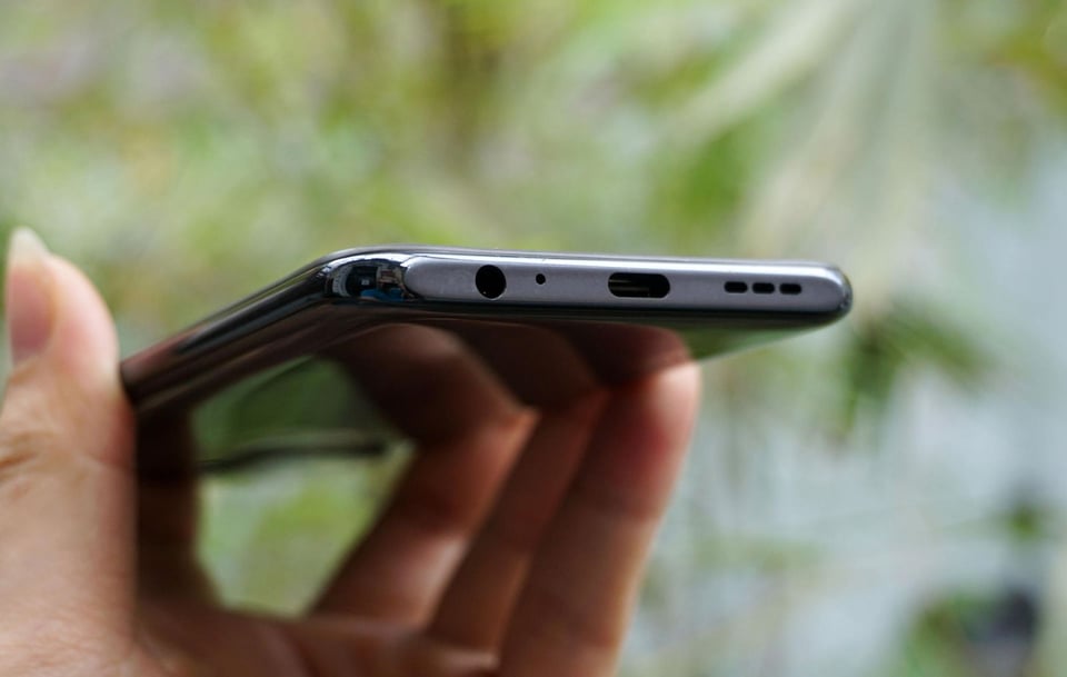 Mặt dưới và dải loa, sạc Redmi Note 10